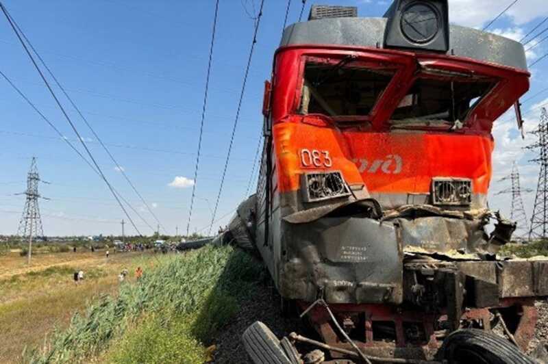 Появилось видео с водителем КАМАЗа, который протаранил поезд