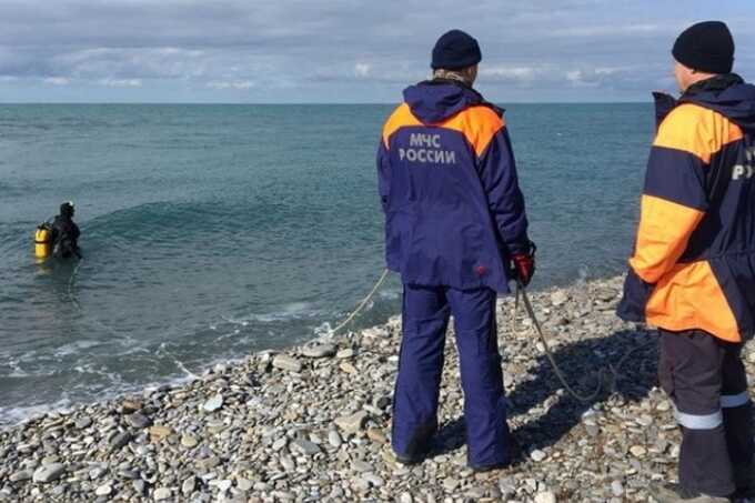 Водолазы начали поиск унесенных в Черное море людей