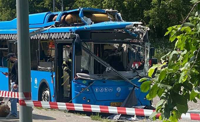 Баллон взорвался на крыше автобуса на севере Москвы