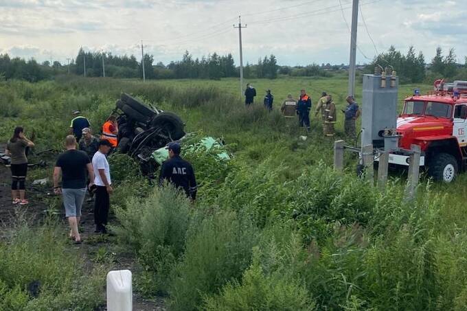 В Новосибирской области бетономешалка столкнулась с поездом