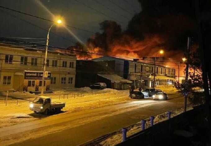 В Новосибирске на складе произошел мощный пожар