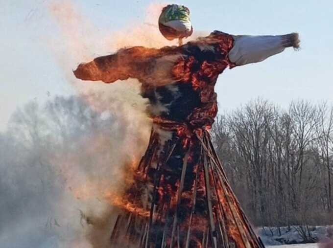 В Белгородской и Амурской областях на Масленицу сожгли чучела с политической символикой