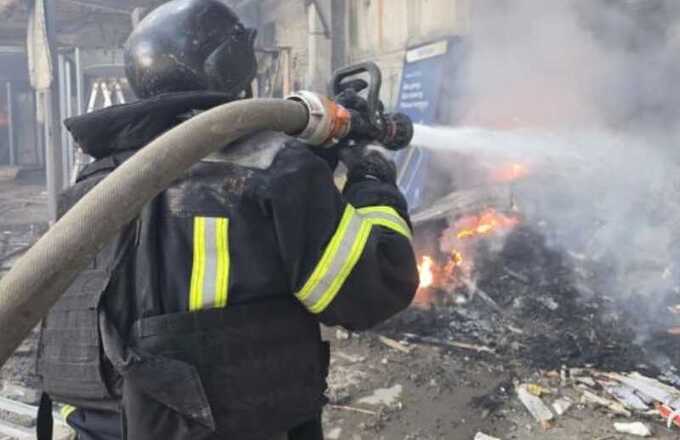 В Харькове после атаки дронов загорелись жилые здания и склады