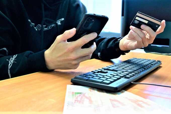 Профессор МГУ мог стать жертвой мошенников — его дочь сообщила о продаже двух квартир