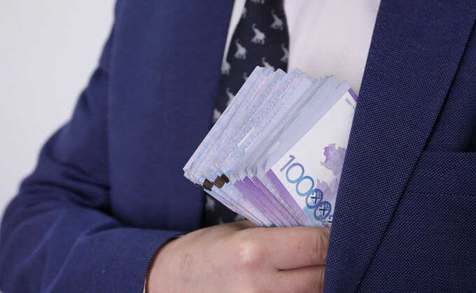 Отец и сын присвоили миллионы из бюджета университета — их арестовали