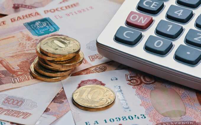 Темпы роста заработных плат в России уменьшились вдвое в связи с замедлением экономического развития