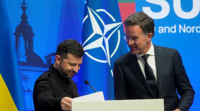 Зеленский сообщил, что Украину пригласили на саммит НАТО, который состоится в Гааге