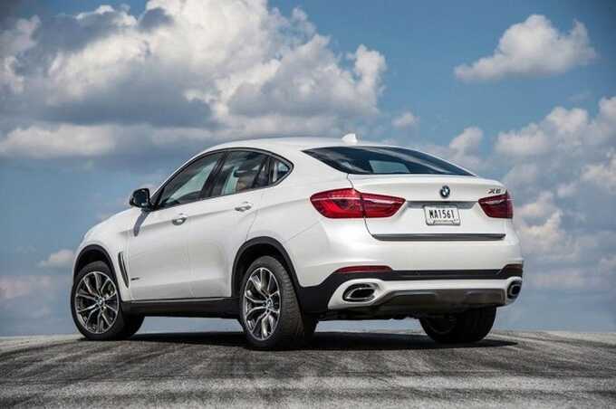 Под припаркованным автомобилем BMW X6 в Москве был обнаружен подозрительный предмет