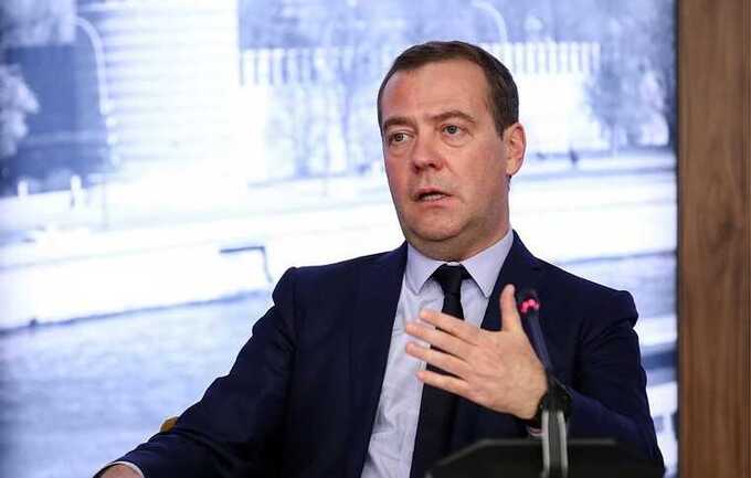 Как Медведев использует военную поддержку для личного обогащения