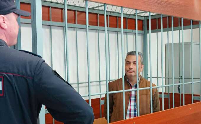 Заместитель председателя партии "Яблоко" Лев Шлосберг помещён под домашний арест по делу о дискредитации армии