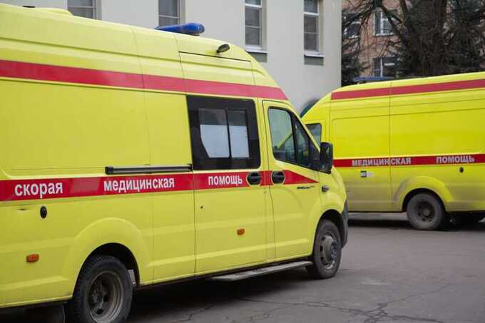 В Санкт-Петербурге нетрезвые мужчины атаковали бригаду скорой помощи